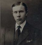 Jón Eyþórsson, veðurfræðingur á Veðurstofu Íslands, 1926-1965. Myndin er tekin árið 1916 og stendur neðan við hana: Jón Eyþórsson, verðandi veðurfræðingur, 1916.